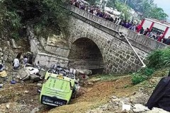 Nhìn thấy hồn ma, cậu bé khóc lóc đòi xuống xe và cứu được bà ngoại