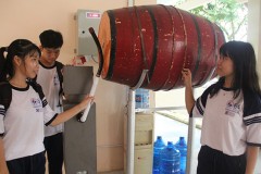 Thầy giáo Việt chế tạo thành công robot đánh trống trường1