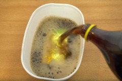 Bây giờ chúng ta ngâm Galaxy J7 Prime vào Coca Cola