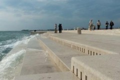 Bậc thang bằng đá tại bờ biển Châu Âu khiến du khách say mê chỉ vì những ‘lỗ nhỏ’ tưởng vô tác dụng