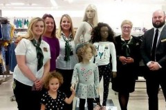 Bé gái 3 tuổi khi thấy một ma-nơ-canh giống hệt mình ở siêu thị