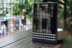 BlackBerry Passport mới 100% tiếp tục hạ giá gây sốt