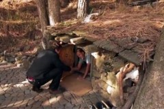 Chàng trai lên núi vô tình phát hiện hang động của ‘chú lùn’