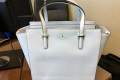 Chiếc túi này có màu trắng hay xanh?