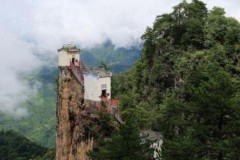 Chiêm ngưỡng ngôi đền 400 năm tuổi treo leo trên đỉnh núi cao mây mờ bao phủ