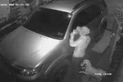 Clip trộm vặt mặt gương xe Toyota Fortuner chưa đến nửa phút ở Hà Nội