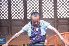 Dị nhân trình diễn thu nhỏ cơ thể để mặc áo trẻ 3 tuổi