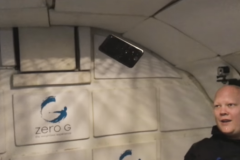 Độc đáo màn đập hộp iPhone 7 trong môi trường không trọng lực