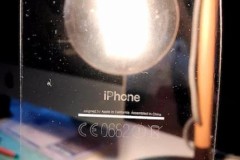 Dùng miếng dán sẽ làm bong chữ iPhone trên iPhone 7 Jet Black