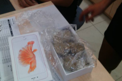 Làm sao iPhone 6s nguyên seal lại có thể chứa toàn đá?
