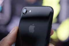 Lỗi “chết người” khi dùng miếng dán trong bảo vệ iPhone 7 đen bóng