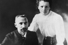 Marie Curie và gia đình đạt 5 giải Nobel
