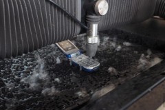 Máy phun tia nước cỡ nhỏ có thể cắt đứt cả sắt thép