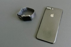 Ngắm nhìn iPhone 7 Plus Jet Black bên cạnh Apple Watch Space Black