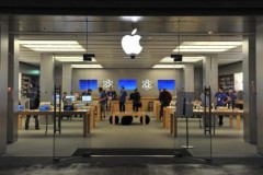 Nhân viên Apple Store bị tố chụp lén ảnh khách hàng nữ