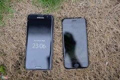 Phiên bản màu đen của Galaxy S7 edge và iPhone 7 đọ dáng