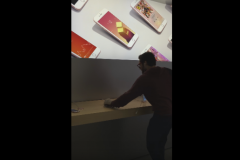 Thanh niên nổi điên vào Apple Store đập iPhone