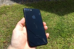 Thử nghiệm dùng iPhone 7 Plus Jet Black không có vỏ bảo vệ