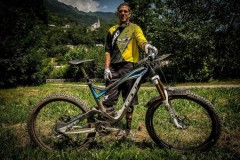 Thưởng thức màn xe đạp đổ đèo chóng mặt tốc độ 107km/h