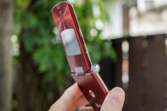 Trên tay điện thoại cổ: Motorola RAZR V3xx mỏng như dao cạo