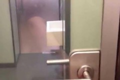 Video: Nhà vệ sinh có cửa kính xuyên thấu trước khi khóa