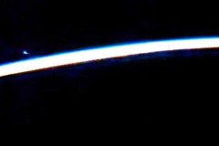 Video: Quả cầu xanh dương phát sáng lơ lửng gần trạm ISS