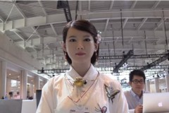Video: Thiếu nữ robot cử động, trò chuyện như người thật