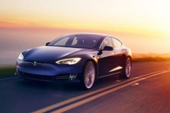 Xe Tesla tự lái đưa chủ nhân tới chỗ làm, tự tìm chỗ, tự đỗ xe gọn gàng