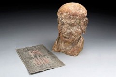 Tiền giấy 700 năm tuổi giấu trong đầu tượng La Hán