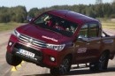 Toyota Hilux 2016 dễ lật không khác gì Fortuner