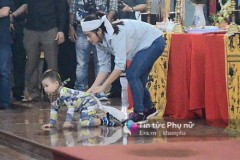 Xé lòng hình ảnh con trai khóc bò tìm cha trong tang lễ 3 phi công hi sinh