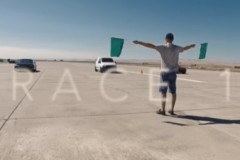 Xe van điện Edna đánh bại siêu xe Ferrari 458 Speciale và Nissan GT-R