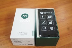 Cận cảnh mẫu smartphone Moto Z Play kèm phụ kiện mở rộng