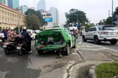 Container gây tai nạn liên hoàn trên cầu, giao thông ùn tắc nghiêm trọng