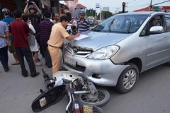 Ô tô tông nhiều xe máy ở giao lộ, 2 cô gái nhập viện