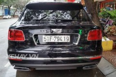Sài Gòn: Huyền Baby "cưỡi" Bentley Bentayga First Edition nổi bật trên phố