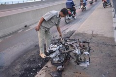 Đang lưu thông, xe máy bốc cháy trơ khung trên cầu