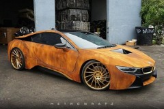 "Choáng" với BMW i8 bọc gỉ hoàn hảo của ca sĩ sinh năm 1996