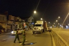Tông vào xe container, người đi xe máy tử vong