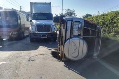 Ô tô lật ngang giữa đường, 3 người bò ra ngoài thoát chết