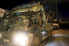 Tài xế xe ben mắc kẹt, la hét trong cabin sau tai nạn