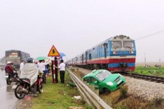 Tài xế và hành khách mở cửa nhảy thoát thân khi xe taxi bị tàu hỏa đâm