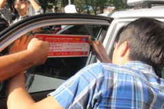 Hà Nội: Dán đề can tuyên truyền pháp luật về TT-ATGT trên xe taxi