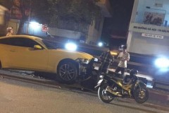 Hải Phòng: Ford Mustang biến dạng sau khi tông dải phân cách