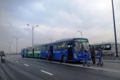 3 xe buýt "dồn toa" trên cầu, hàng trăm hành khách hoảng loạn