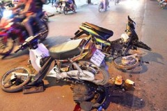 Hai xe máy tông nhau gãy đôi, 2 người nguy kịch