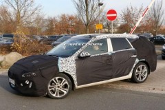 Hyundai i30 Cross Wagon 2017 chạy thử ngay cạnh đối thủ Golf Variant