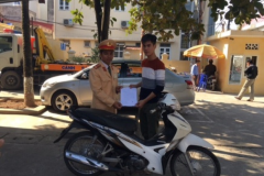 Vui mừng nhận lại xe sau 6 tháng bị mất