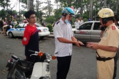 Di chuyển bằng xe người quen có bị phạt lỗi xe không chính chủ?