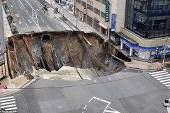 Hố tử thần 30m nuốt chửng đường 5 làn ở Nhật